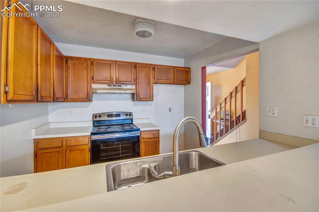 Image 13 of 28: Kitchen