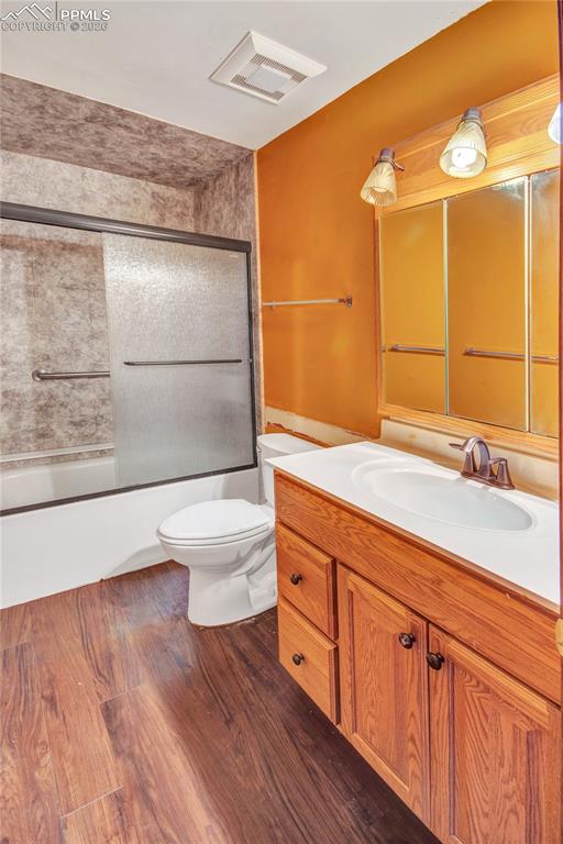 Image 23 of 28: Bathroom