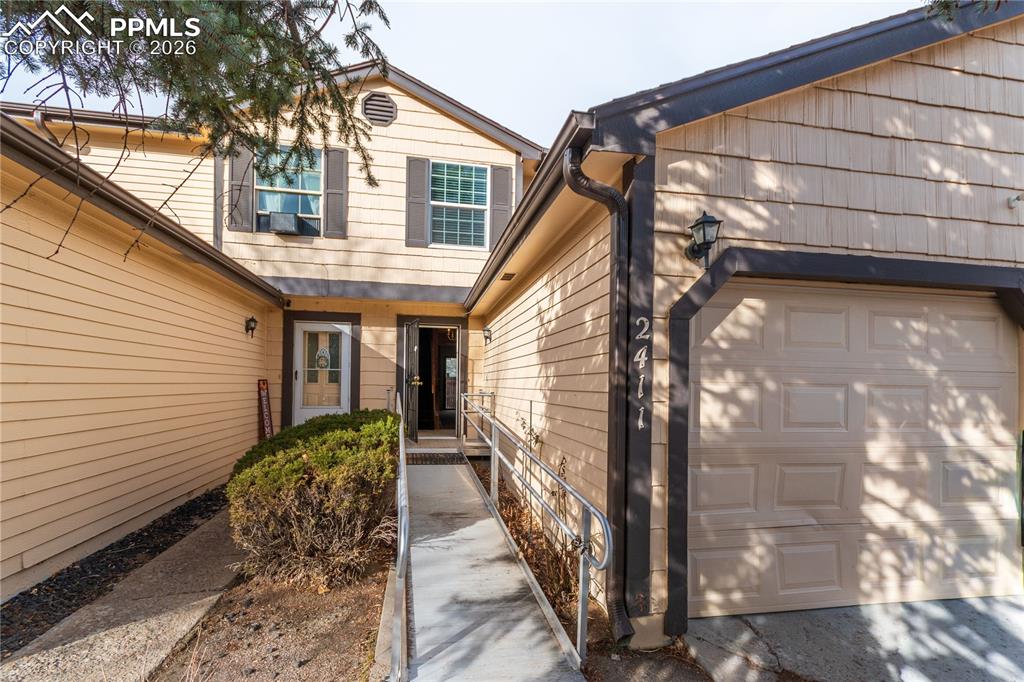 Image 4 of 28: Entry