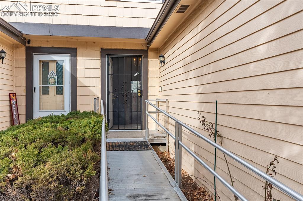 Image 5 of 28: Entry