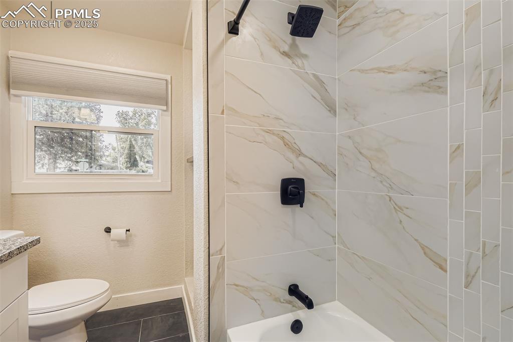 Image 16 of 31: Main floor bath