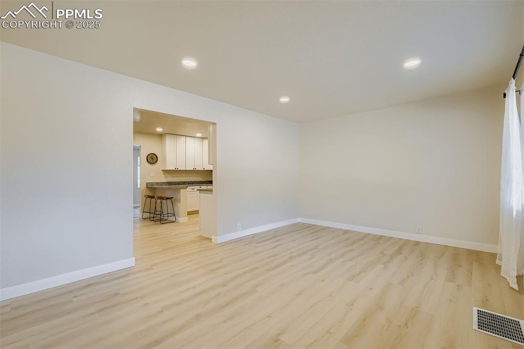 Image 7 of 31: Sitting /front living room