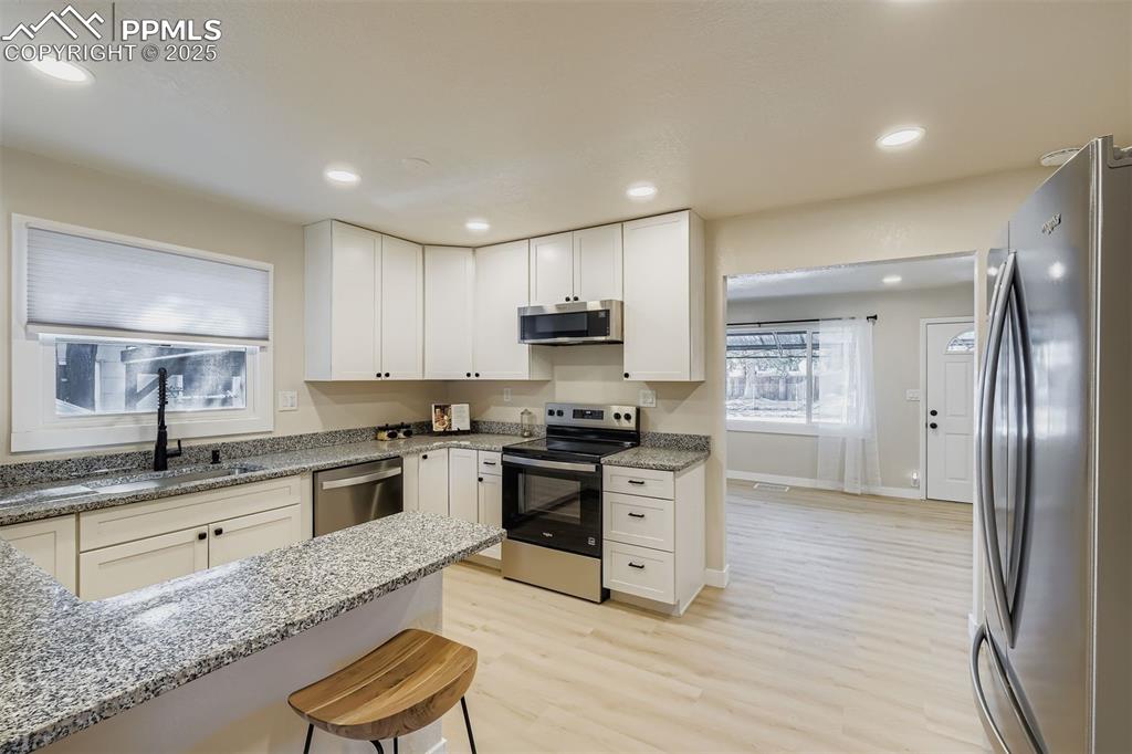 Image 9 of 31: Large kitchen