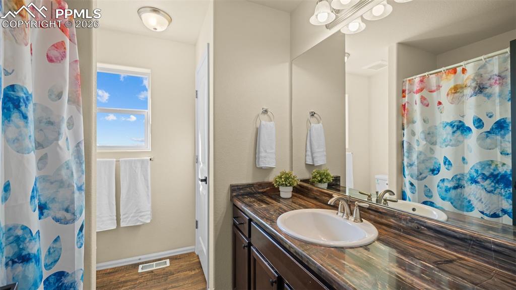 Image 18 of 48: Bathroom