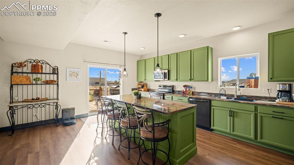 Image 7 of 48: Kitchen