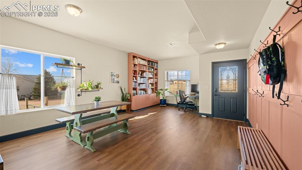 Image 9 of 48: Dining Area