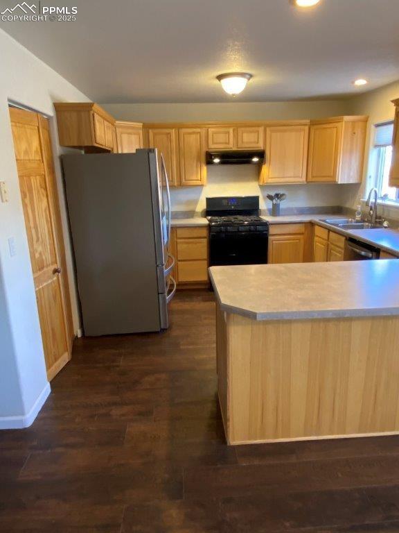 Image 2 of 16: Kitchen