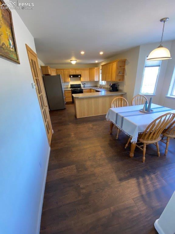 Image 3 of 16: Dining Area