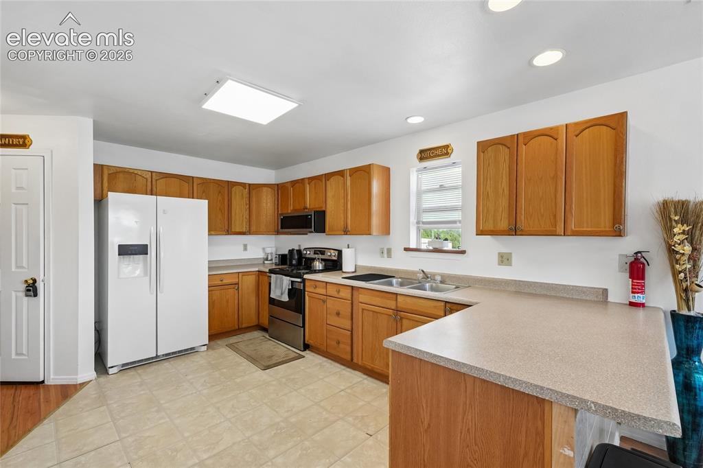 Image 14 of 43: Kitchen