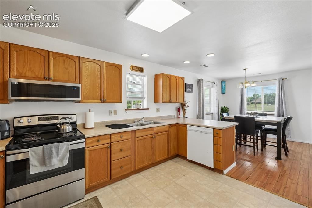 Image 15 of 43: Kitchen
