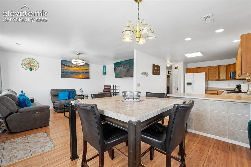 Image 17 of 43: Dining Area