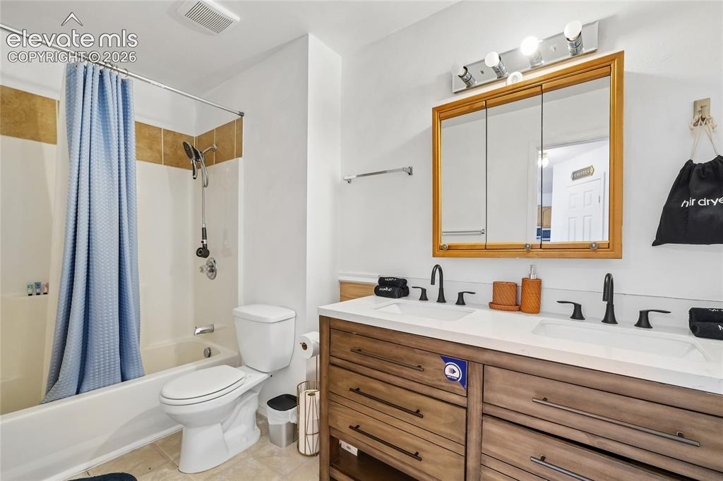 Image 21 of 43: Bathroom