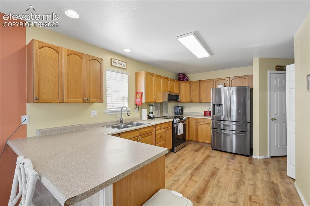 Image 23 of 43: Kitchen