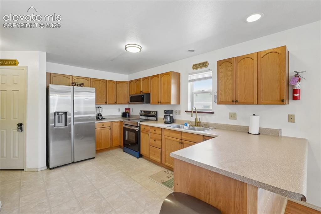Image 33 of 43: Kitchen