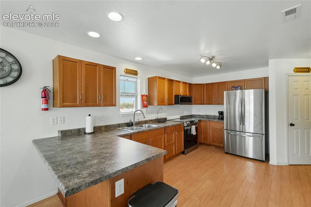 Image 4 of 43: Kitchen