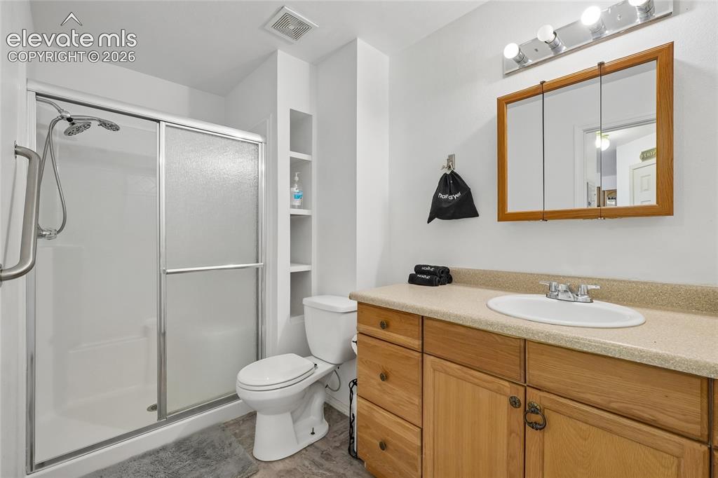 Image 40 of 43: Bathroom