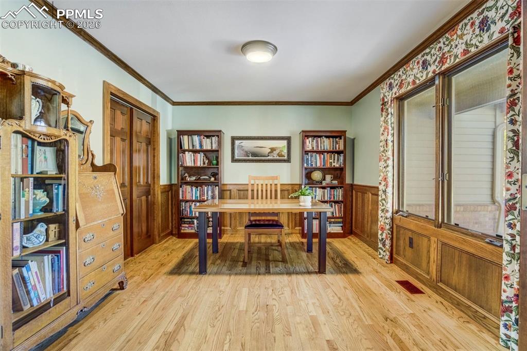 Image 12 of 36: Office