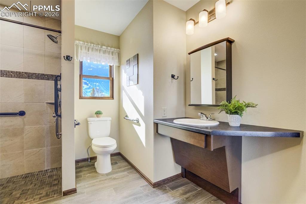 Image 19 of 36: In-law/Guest Suite