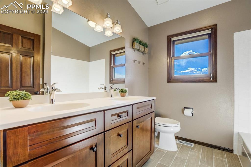 Image 29 of 36: Bathroom