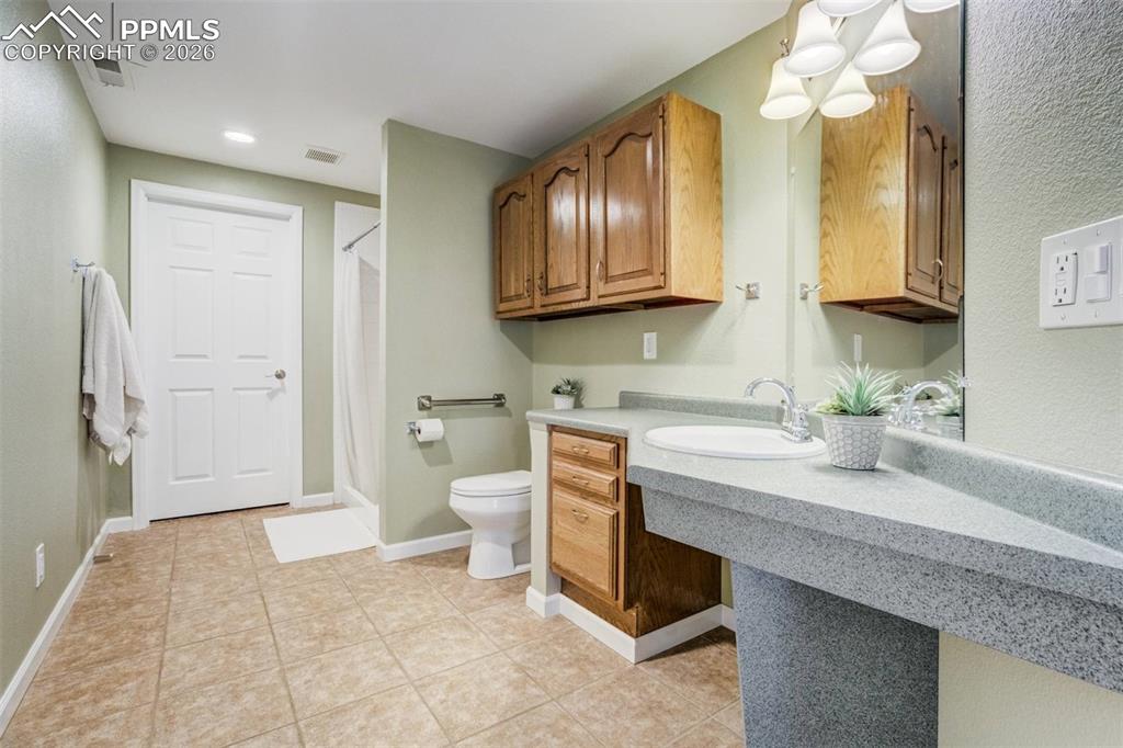 Image 33 of 36: Bathroom