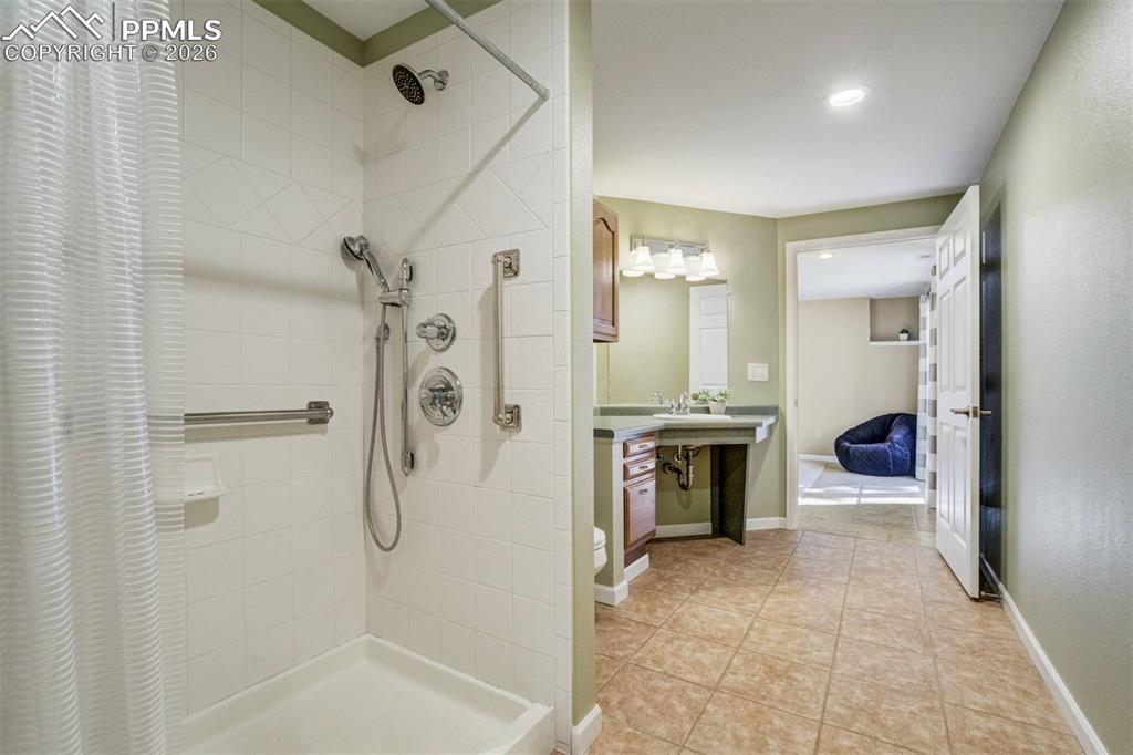 Image 34 of 36: Bathroom