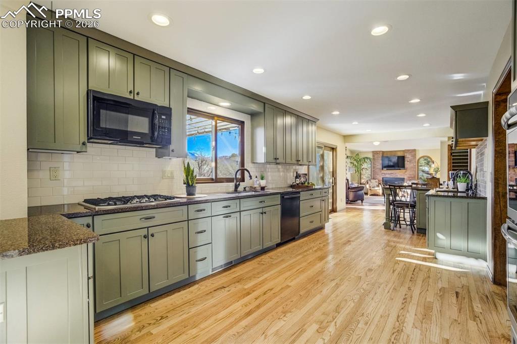 Image 7 of 36: Kitchen