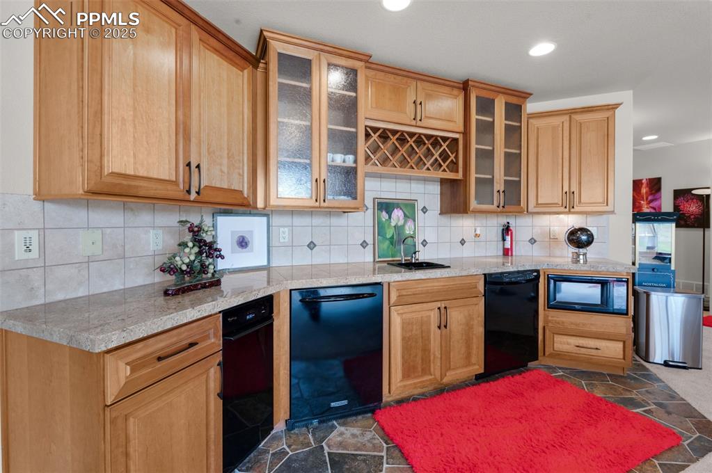 Image 19 of 50: Kitchen