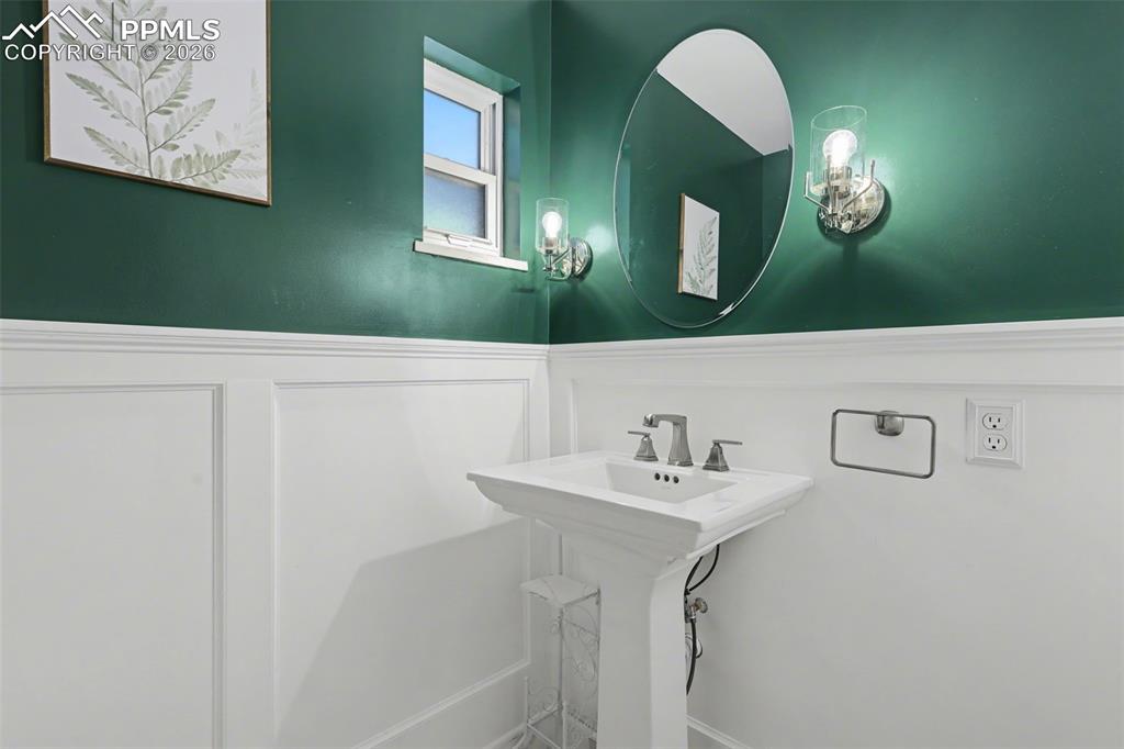 Image 15 of 44: Bathroom