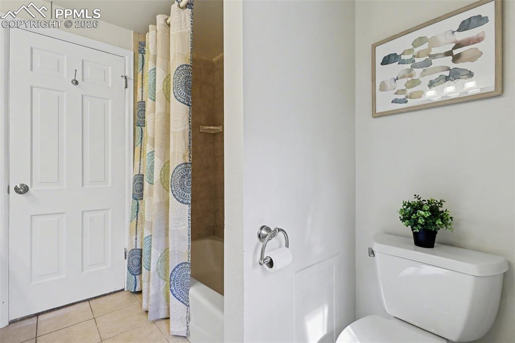 Image 24 of 44: Bathroom