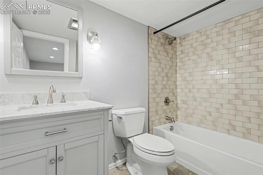 Image 32 of 44: Bathroom