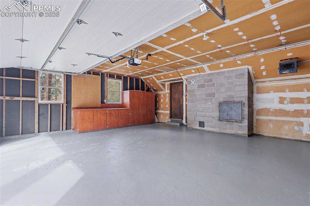 Image 35 of 44: Garage