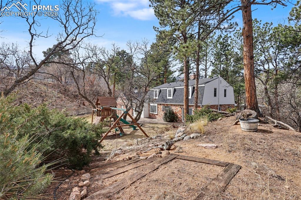 Image 40 of 44: Yard