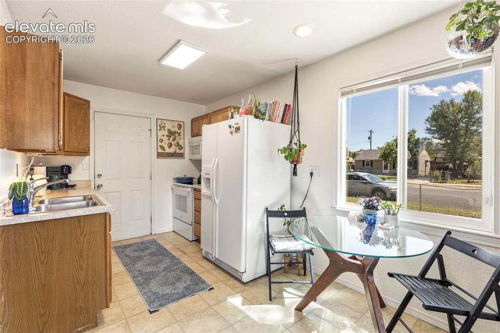 Image 12 of 32: Kitchen