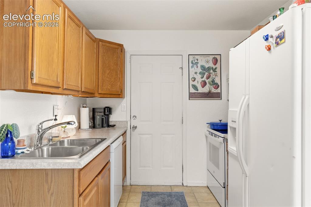 Image 13 of 32: Kitchen