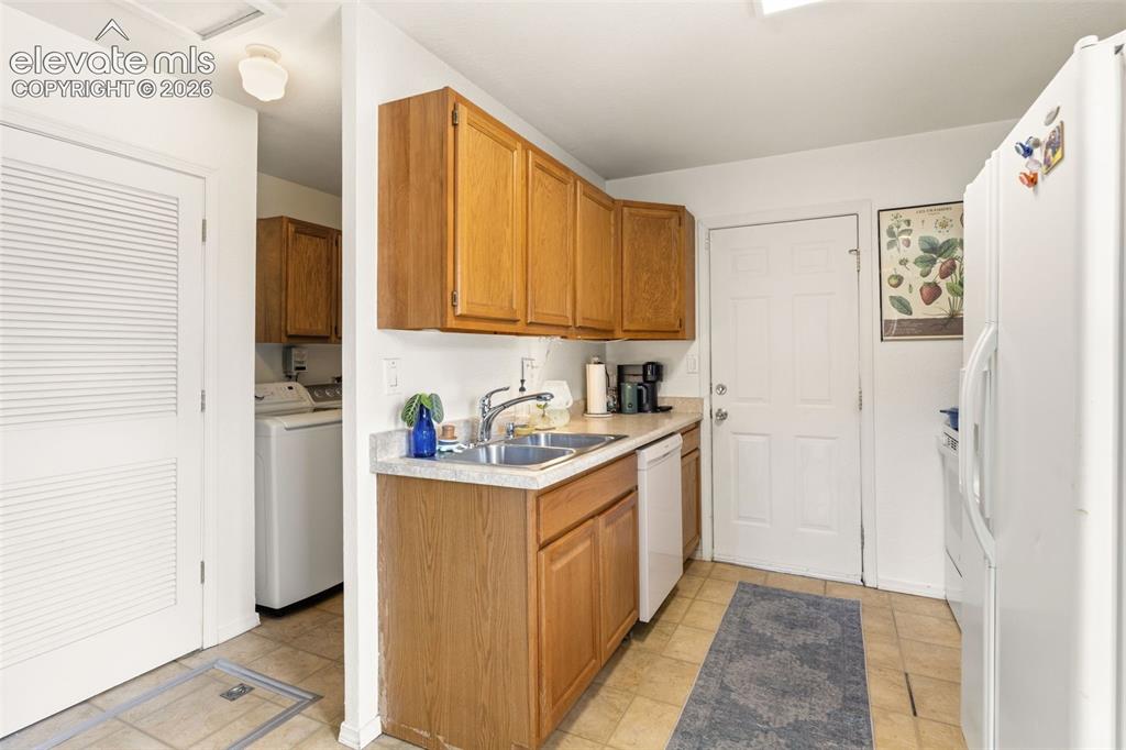Image 14 of 32: Kitchen