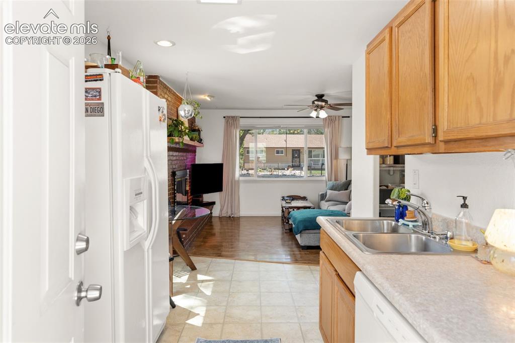 Image 15 of 32: Kitchen