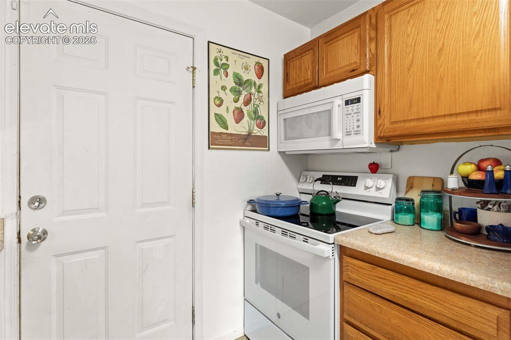 Image 16 of 32: Kitchen