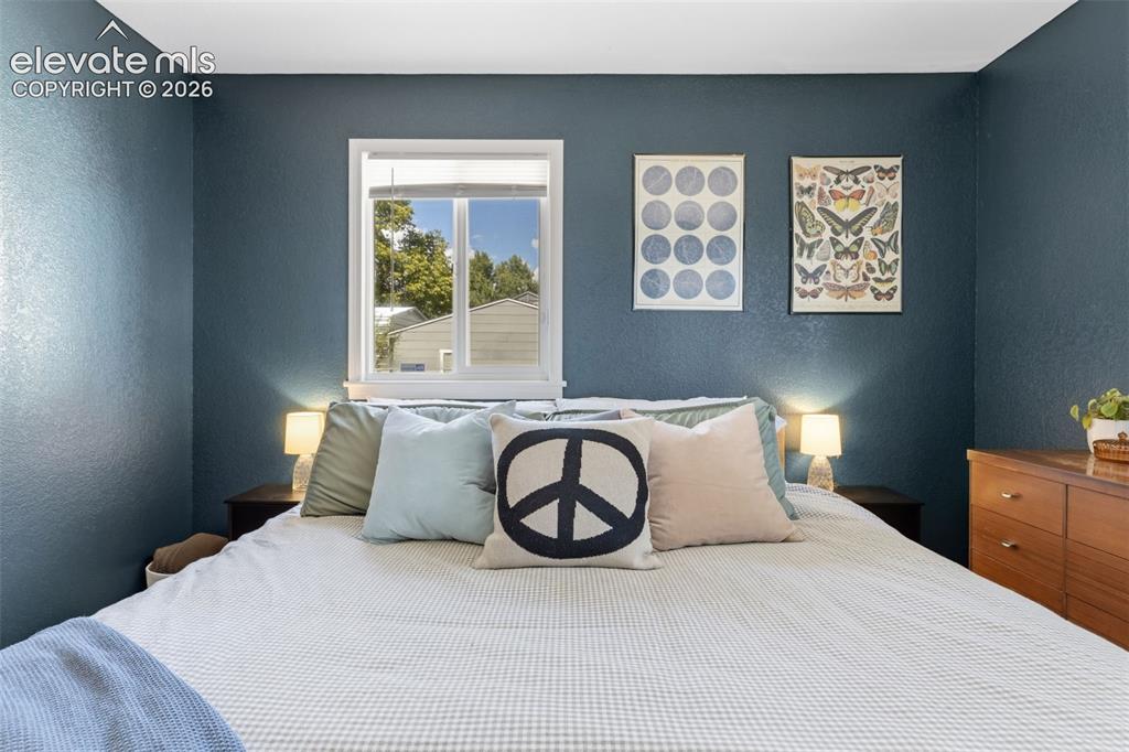 Image 19 of 32: Bedroom