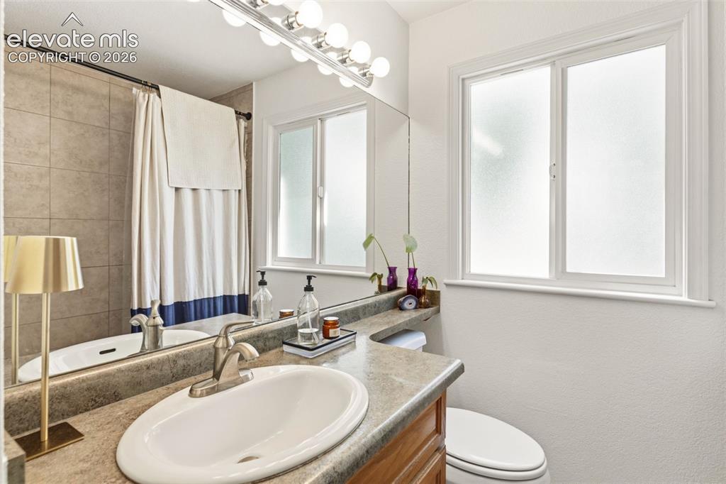 Image 26 of 32: Bathroom