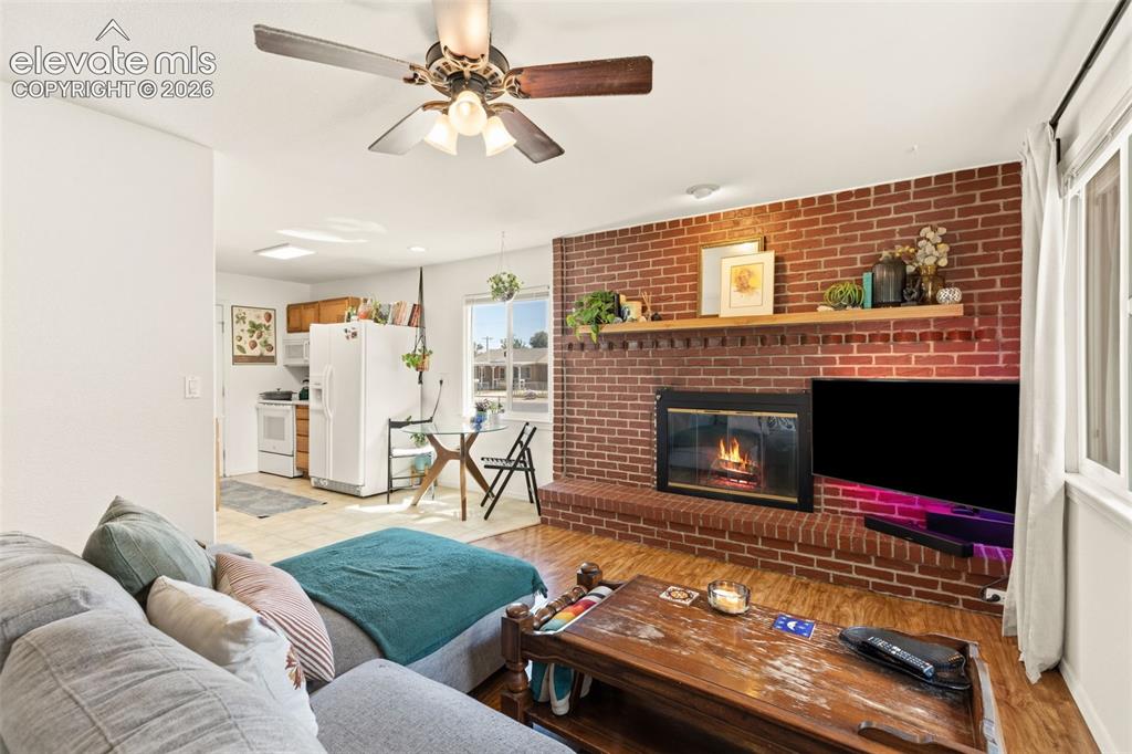 Image 5 of 32: Living Room