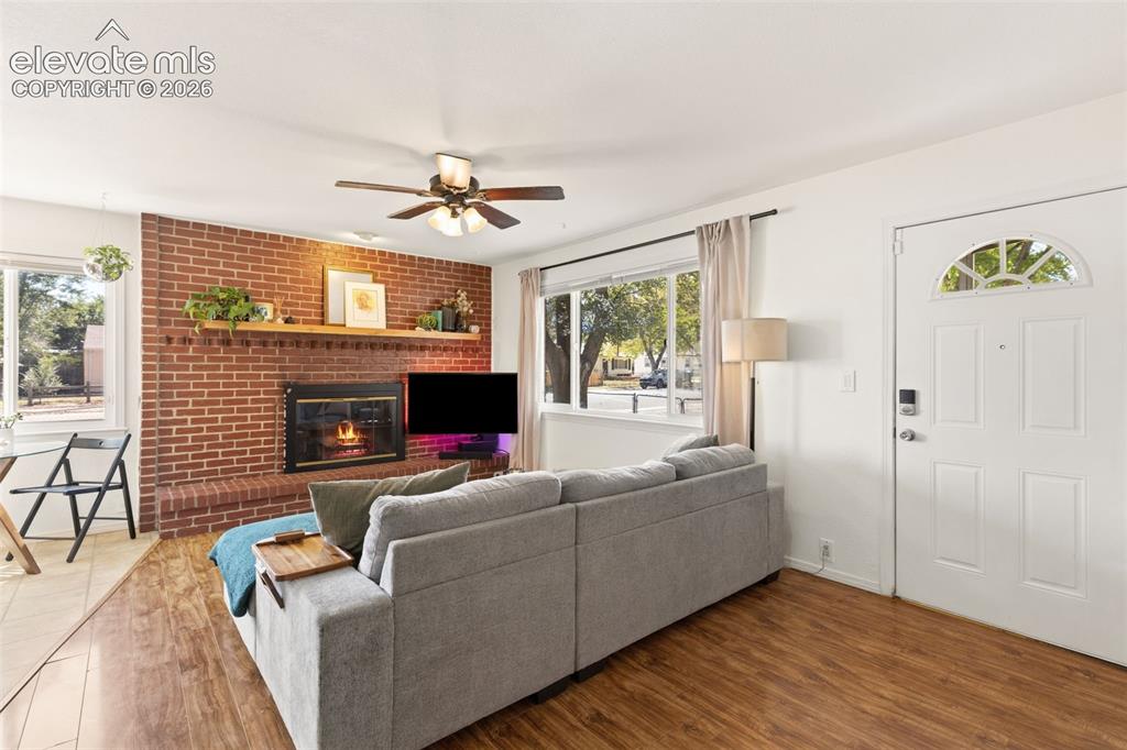 Image 7 of 32: Living Room