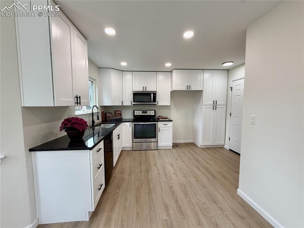 Image 8 of 30: Kitchen Area