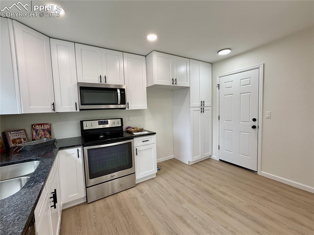 Image 9 of 30: Kitchen Area