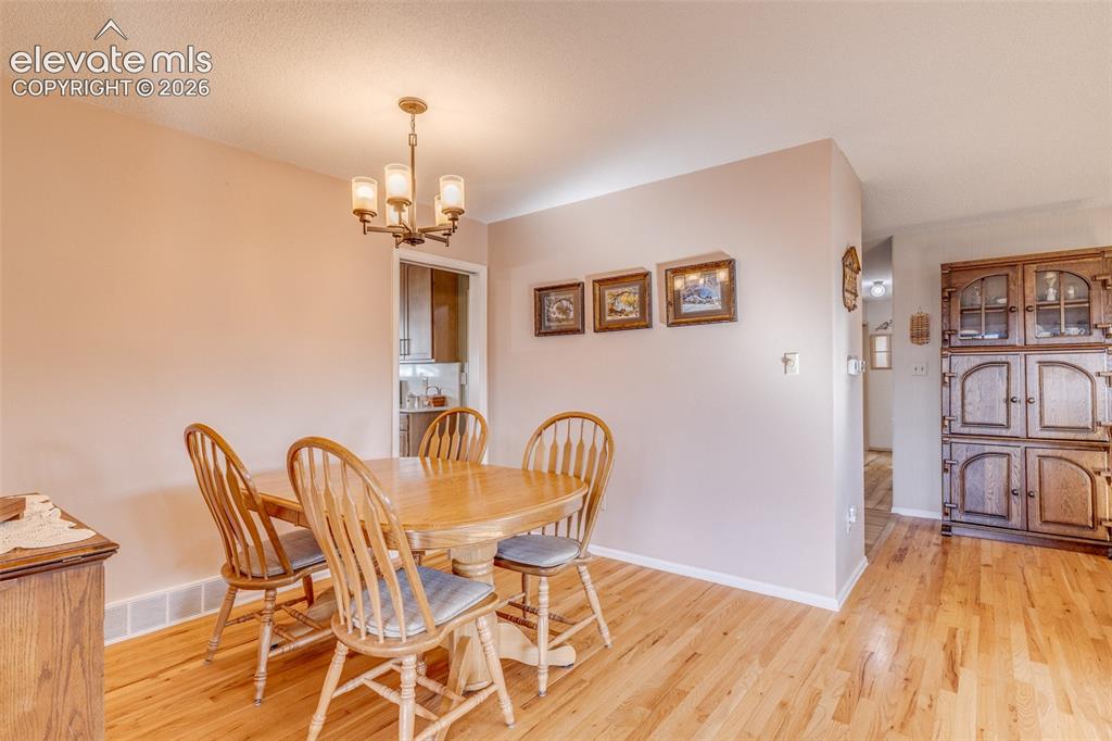 Image 18 of 43: Dining Area