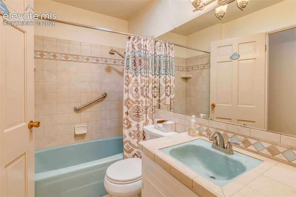 Image 21 of 43: Bathroom
