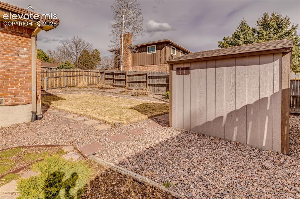 Image 41 of 43: Yard