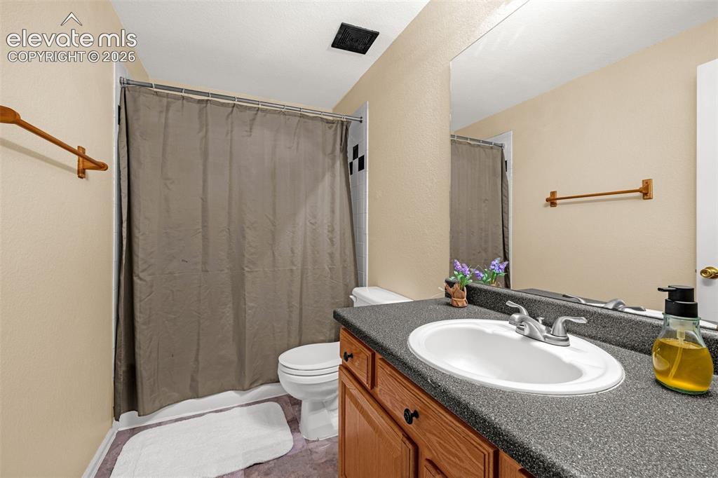 Image 18 of 39: Bathroom