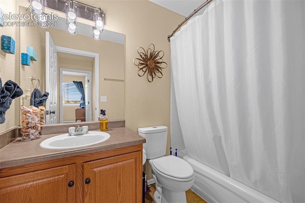Image 19 of 39: Bathroom