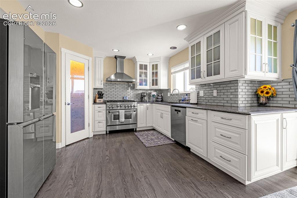 Image 3 of 39: Kitchen