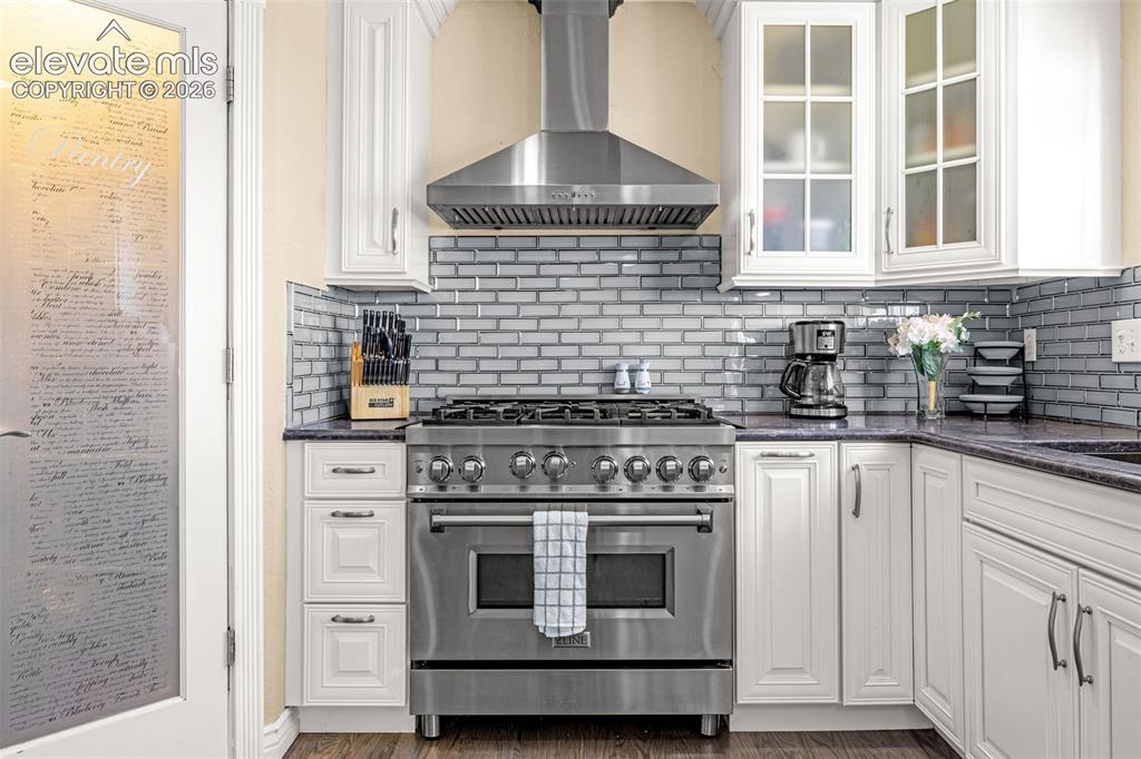 Image 4 of 39: Kitchen